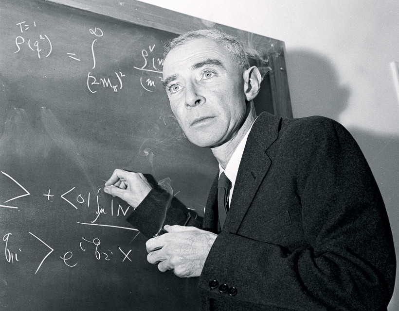 Par “atombumbas tēvu” dēvētais amerikāņu kodolfiziķis Roberts Openheimers. Par “atombumbas tēvu” dēvētais amerikāņu kodolfiziķis Roberts Openheimers.