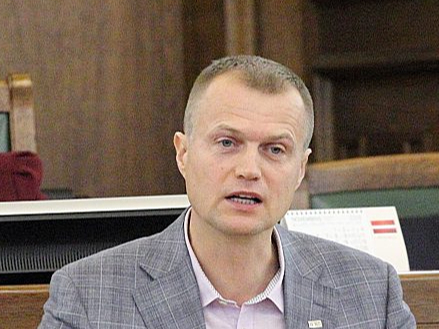 Ivars Zariņš, Latvijas Elektroenerģētiķu un energobūvnieku asociācijas izpilddirektors: "Tas, ka "Latvenergo" veidos jaunas saules enerģijas stacijas, neierobežo konkurenci, bet gan to stiprina, jo līdzās privātiem attīstītājiem tirgū būs vēl viens spēcīgs atjaunojamo energoresursu projektu attīstītājs." Ivars Zariņš, Latvijas Elektroenerģētiķu un energobūvnieku asociācijas izpilddirektors: "Tas, ka "Latvenergo" veidos jaunas saules enerģijas stacijas, neierobežo konkurenci, bet gan to stiprina, jo līdzās privātiem attīstītājiem tirgū būs vēl viens spēcīgs atjaunojamo energoresursu projektu attīstītājs."