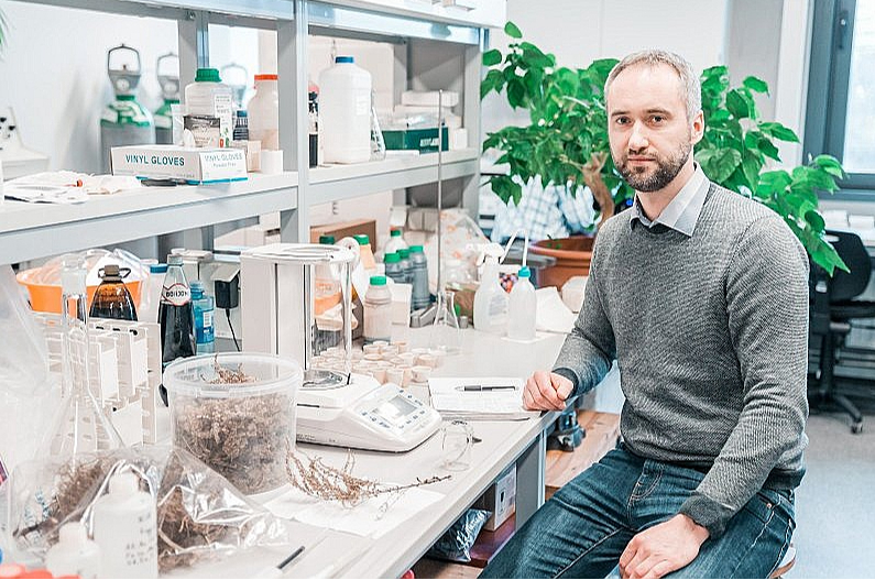 Oskars Purmalis, Latvijas Universitātes Fizikas, matemātikas un optometrijas fakultātes Vides zinātnes nodaļas vadošais pētnieks. Oskars Purmalis, Latvijas Universitātes Fizikas, matemātikas un optometrijas fakultātes Vides zinātnes nodaļas vadošais pētnieks.