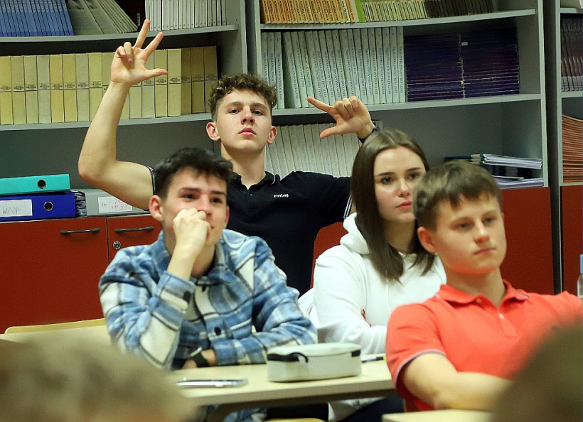 Igaunijā ir liela autonomija skolām un arī skolotājiem. Piemēram, likumā gan ir noteikta skolēniem pieļaujamā mācību slodze katrā no klasēm, tāpat valdība apstiprinājusi izglītības saturu, tomēr mācību plānu katrā skolā katra izglītības iestāde veido pati.
