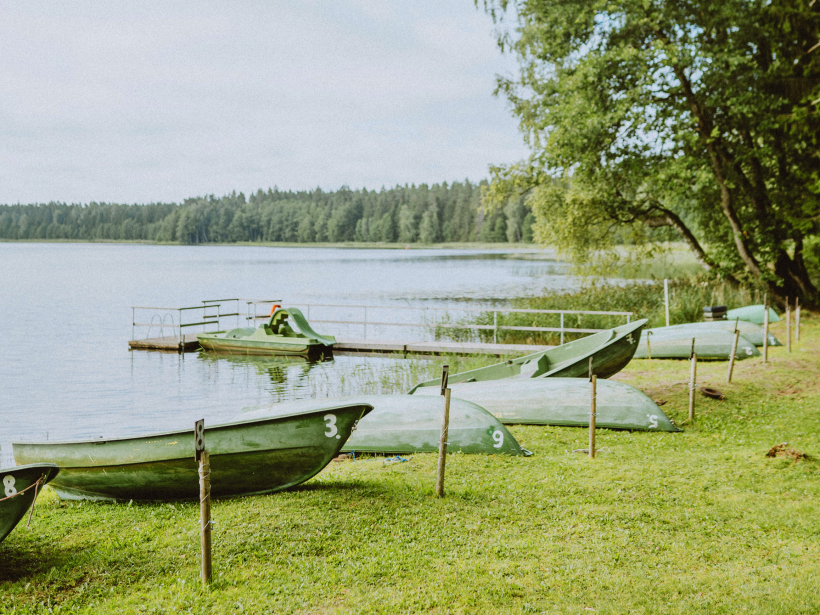 Atpūtnieku rīcībā ir laivu un ūdensvelosipēda noma, pirts un piknika vietas. Atpūtnieku rīcībā ir laivu un ūdensvelosipēda noma, pirts un piknika vietas.
