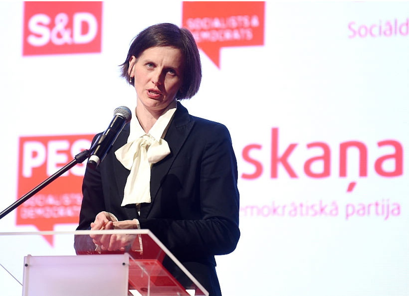 Pieteikumu Satversmes tiesai sagatavoja Elizabete Krivcova, kura pēc izglītības ir juriste un kuras vārds regulāri bijis lasāms Valsts drošības dienesta gada pārskatos.