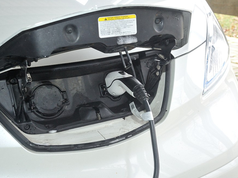 Elektroauto uzlāde.