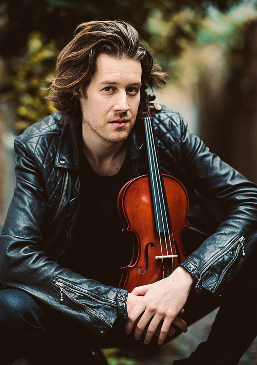 Britu vijolnieks Tomass Gūlds 17. februārī uzstājās kopā ar "Sinfonietta Rīga".