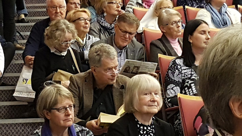 Somijas toreizējais prezidents Sauli Nīniste 2018. gada grāmatu izstādes laikā Turku brīvu vietu atrada vien uz lasītavas kāpnēm. Somijas toreizējais prezidents Sauli Nīniste 2018. gada grāmatu izstādes laikā Turku brīvu vietu atrada vien uz lasītavas kāpnēm.