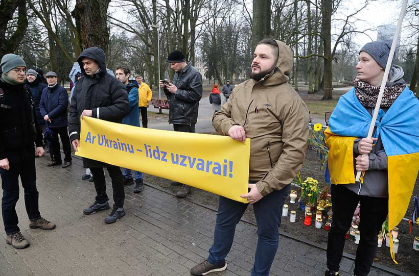 Iepretim Krievijas vēstniecības ēkai Rīgā arī tika izteikts atbalsts Ukrainai un nosodījums Krievijas okupantiem. Iepretim Krievijas vēstniecības ēkai Rīgā arī tika izteikts atbalsts Ukrainai un nosodījums Krievijas okupantiem.