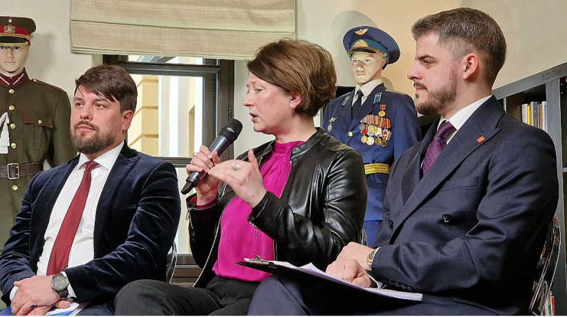 Latvijas Nacionālās aizsardzības akadēmijas vadošā pētniece Ieva Bērziņa mudina nebaidīties, jo "bailes ir tas, ko ienaidnieks grib mums iedvest, lai mūs paralizētu. Drošības riski ir jāapzinās, jāsaglabā miers, bet nav jābūt vieglprātīgiem". Klausās (no kreisās) Sandis Šrāders un Ņikita Piņins.