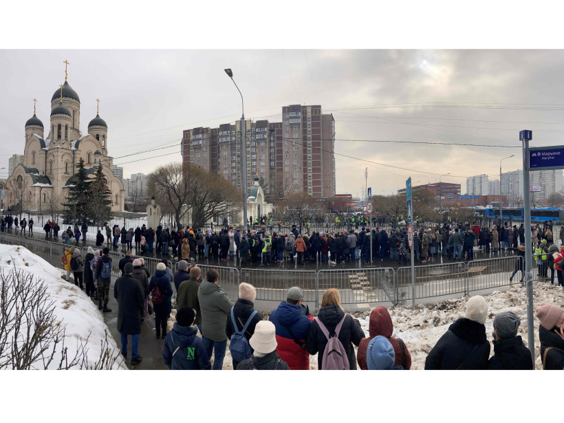 Pie Maskavas Marjinas rajona Dievmātes ikonas "Remdē manas skumjas" baznīcas pulcējas cilvēki, kas vēlas atvadīties no Alekseja Navaļnija. Pie Maskavas Marjinas rajona Dievmātes ikonas "Remdē manas skumjas" baznīcas pulcējas cilvēki, kas vēlas atvadīties no Alekseja Navaļnija.