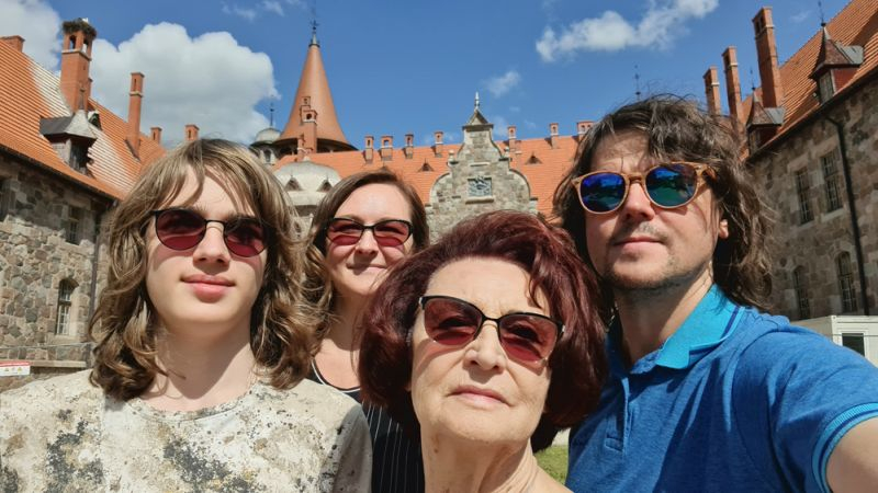 Olga Dreģe. Pie Cesvaines pils. Olga Dreģe. Pie Cesvaines pils.