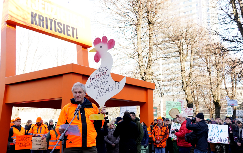 Biedrības "Dižsils" valdes priekšsēdētājs Ainārs Amantovs: "Esmu nepatīkami pārsteigts par Vides aizsardzības un reģionālās attīstības ministrijā gatavotajiem Gaujas Nacionālā parka individuālajiem aizsardzības un izmantošanas noteikumiem, kuri dabas lieguma zonā meža īpašniekiem turpmāk atļaus tikai sanitārās izlases cirtes." Biedrības "Dižsils" valdes priekšsēdētājs Ainārs Amantovs: "Esmu nepatīkami pārsteigts par Vides aizsardzības un reģionālās attīstības ministrijā gatavotajiem Gaujas Nacionālā parka individuālajiem aizsardzības un izmantošanas noteikumiem, kuri dabas lieguma zonā meža īpašniekiem turpmāk atļaus tikai sanitārās izlases cirtes."