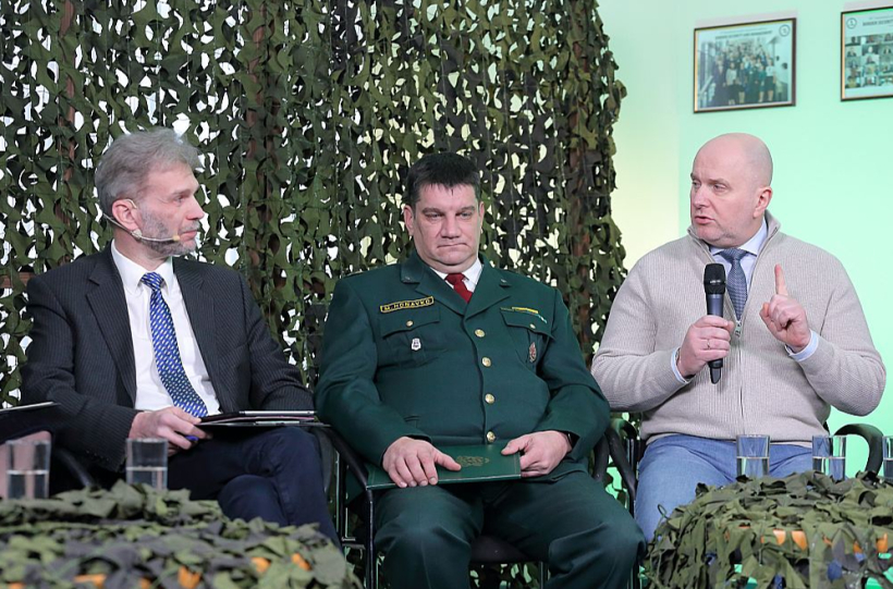 Edmunds Zivtiņš ("Latvija pirmajā vietā") uzskata, ka vairāk var mācīties no citu valstu kļūdām nekā no pieredzes. Zviedrijas kolēģi viņam stāstījuši, ka nelegālie migranti izveidojuši savas kopienas, kurās pat policisti nevar normāli iebraukt. Ko teikt ir arī Valsts robežsardzes pārstāvim Marekam Hoņavko (pa kreisi) un Reinim Pozņakam ("Apvienotais saraksts"). Edmunds Zivtiņš ("Latvija pirmajā vietā") uzskata, ka vairāk var mācīties no citu valstu kļūdām nekā no pieredzes. Zviedrijas kolēģi viņam stāstījuši, ka nelegālie migranti izveidojuši savas kopienas, kurās pat policisti nevar normāli iebraukt. Ko teikt ir arī Valsts robežsardzes pārstāvim Marekam Hoņavko (pa kreisi) un Reinim Pozņakam ("Apvienotais saraksts").