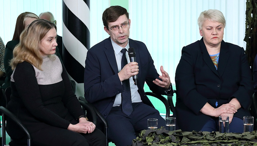 Profesors Jānis Dzerviniks, pētot migrantu iesaisti izglītībā, nonācis pie secinājuma, ka tā ir atkarīga no motivācijas, attiecībām starp ģimenes locekļiem, citiem cilvēkiem, ar sabiedriskajām organizācijām, kāda ir mācību vide un skolotāji. Arī Daugavpils Universitātes profesore Anita Stašulāne (no kreisās) pētījusi migrantu integrāciju. Profesors Jānis Dzerviniks, pētot migrantu iesaisti izglītībā, nonācis pie secinājuma, ka tā ir atkarīga no motivācijas, attiecībām starp ģimenes locekļiem, citiem cilvēkiem, ar sabiedriskajām organizācijām, kāda ir mācību vide un skolotāji. Arī Daugavpils Universitātes profesore Anita Stašulāne (no kreisās) pētījusi migrantu integrāciju.