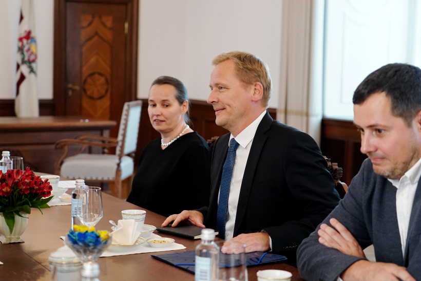 Sabiedrisko elektronisko plašsaziņas līdzekļu padomes (SEPLP) locekle Sanita Upleja-Jēgermane, SEPLP priekšsēdētājs Jānis Siksnis un SEPLP loceklis Jānis Eglītis tikšanās laikā ar Valsts prezidentu Rīgas pilī. Sabiedrisko elektronisko plašsaziņas līdzekļu padomes (SEPLP) locekle Sanita Upleja-Jēgermane, SEPLP priekšsēdētājs Jānis Siksnis un SEPLP loceklis Jānis Eglītis tikšanās laikā ar Valsts prezidentu Rīgas pilī.