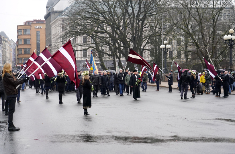 Vairāki simti cilvēku Rīgā dodas leģionāru piemiņas gājienā. Vairāki simti cilvēku Rīgā dodas leģionāru piemiņas gājienā.