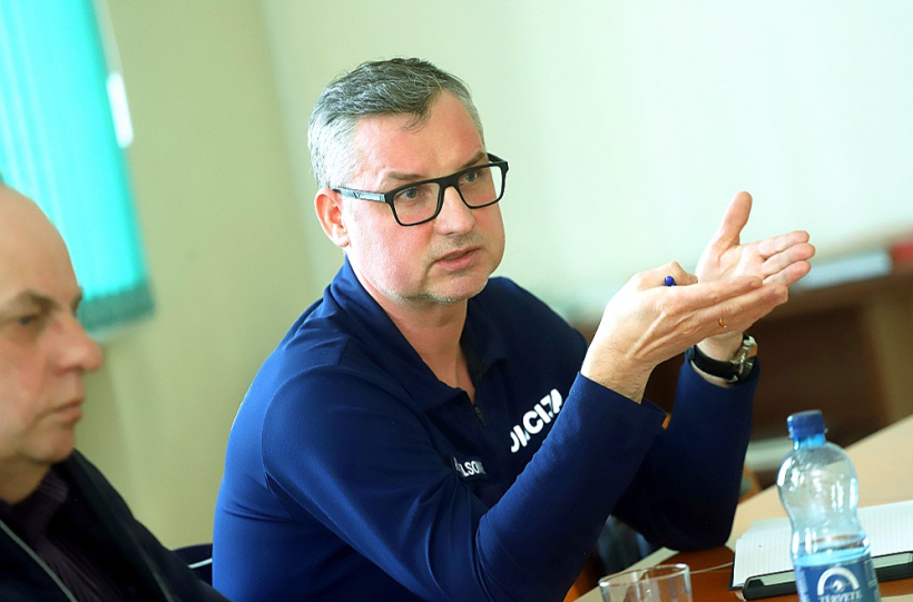 Valsts policijas Zemgales reģiona pārvaldes Rietumzemgales iecirkņa priekšnieks Raimonds Karlsons. Valsts policijas Zemgales reģiona pārvaldes Rietumzemgales iecirkņa priekšnieks Raimonds Karlsons.