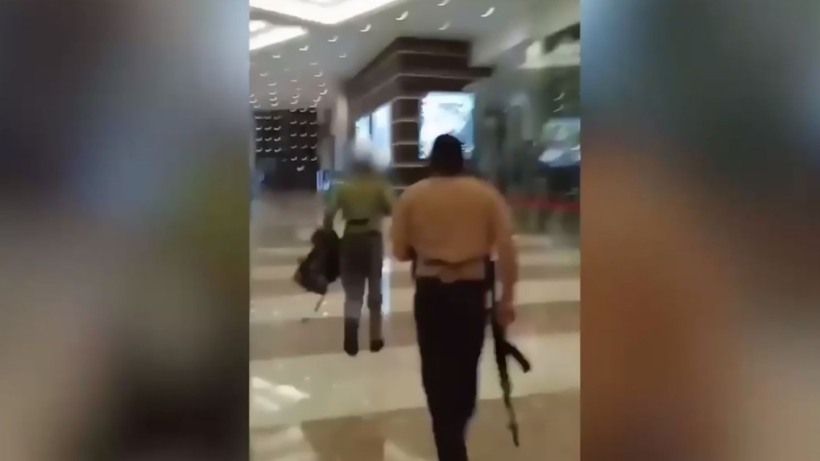 Ar teroristu grupējumu “Islāma valsts” saistītā informācijas aģentūra “Amaq” publiskojusi video, ko uzbrukuma laikā koncertzālei Piemaskavā uzfilmējuši paši teroristi.