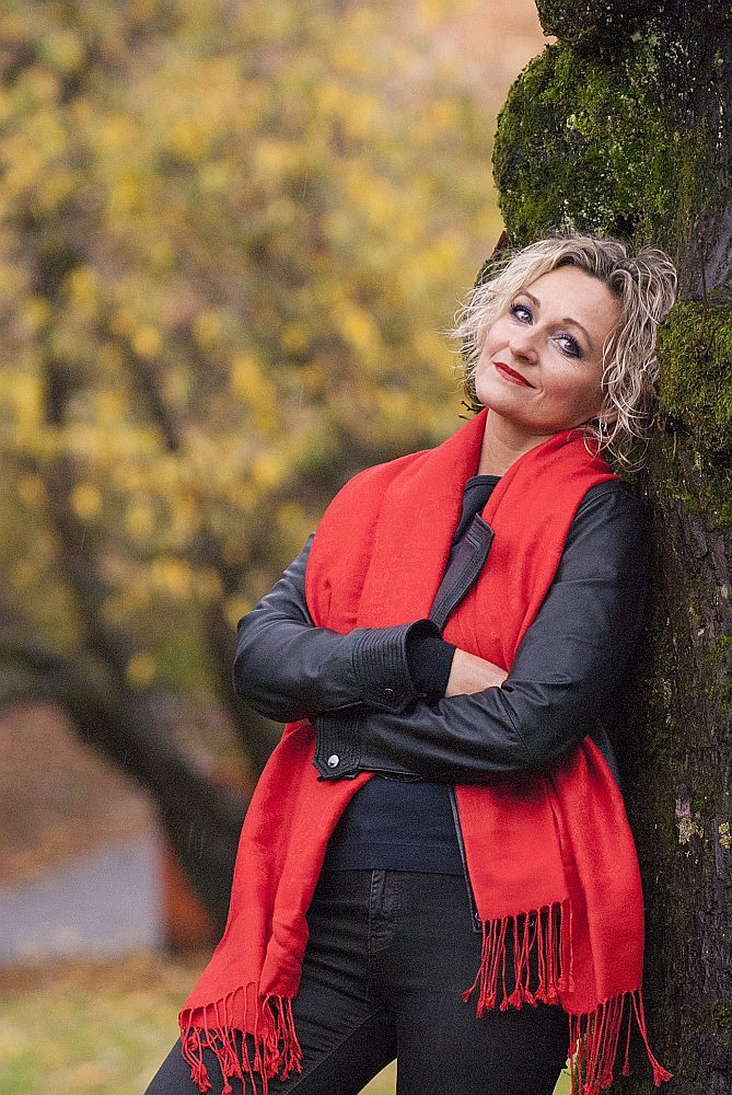 "Norvēģijā ir talantu klases, kur tiek virzīti daži īpaši spējīgie, bet vispārējais līmenis ir zemāks nekā Latvijā," sarunā ar "Kultūrzīmēm" teic Bergenā muzicējošā altiste, klavieru kvarteta "RIX" māksliniece ILZE KĻAVA, kura tikko saņēma Lielo mūzikas balvu "Par izcilu interpretāciju".