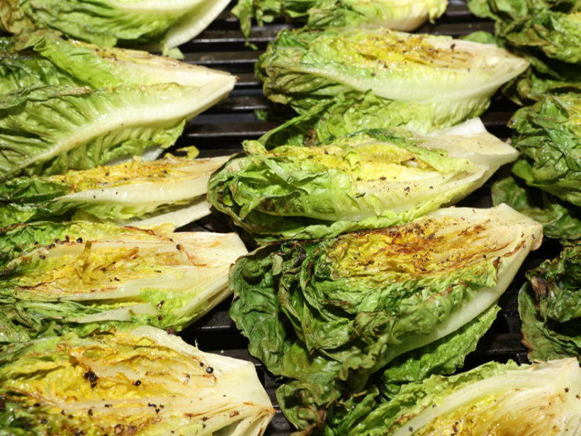 Grilēti romiešu salāti un avokado .