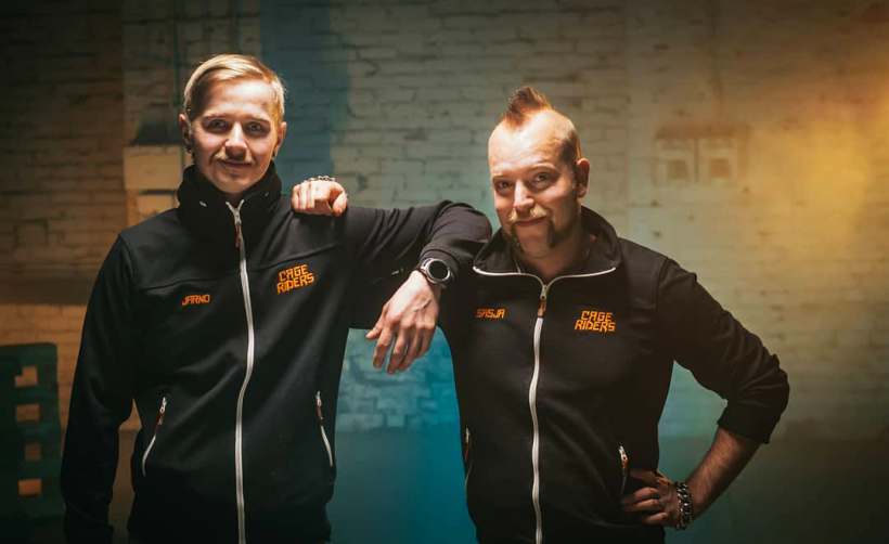 “Cageriders” – somu motobraucēji Sasja Lājoki (Sasja Laajoki) un Jarno Karanto (Jarno Karanto). “Cageriders” – somu motobraucēji Sasja Lājoki (Sasja Laajoki) un Jarno Karanto (Jarno Karanto).