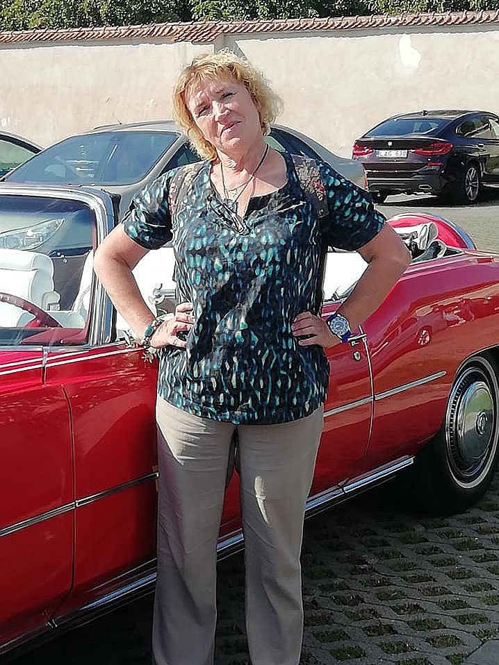 Elita Kalniņa, Vides aizsardzības kluba viceprezidente, Rīgas pilsētas būvvaldes apstādījumu saglabāšanas komisijas locekle.