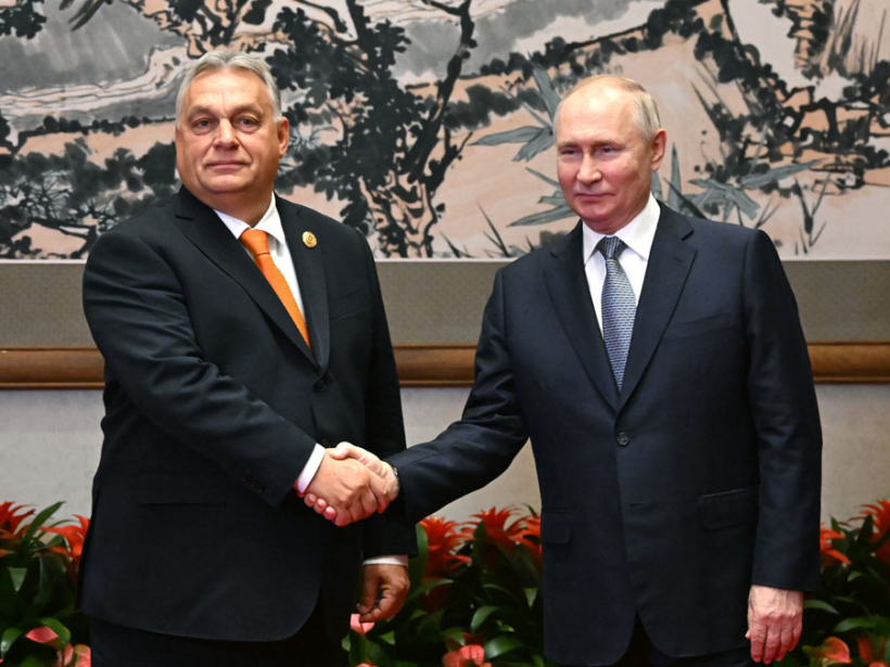 Ungārijas premjers Viktors Orbāns (no kreisās) Ķīnā tikās ar Krievijas diktatoru Vladimiru Putinu un nevairījās spiest viņam roku. Ungārija ir Eiropas Savienības un NATO dalībvalsts, taču Orbāna vadībā tā joprojām uztur draudzīgas attiecības ar Krieviju un liek šķēršļus kaimiņvalsts Ukrainas ceļā uz ES. Ungārijas premjers Viktors Orbāns (no kreisās) Ķīnā tikās ar Krievijas diktatoru Vladimiru Putinu un nevairījās spiest viņam roku. Ungārija ir Eiropas Savienības un NATO dalībvalsts, taču Orbāna vadībā tā joprojām uztur draudzīgas attiecības ar Krieviju un liek šķēršļus kaimiņvalsts Ukrainas ceļā uz ES.
