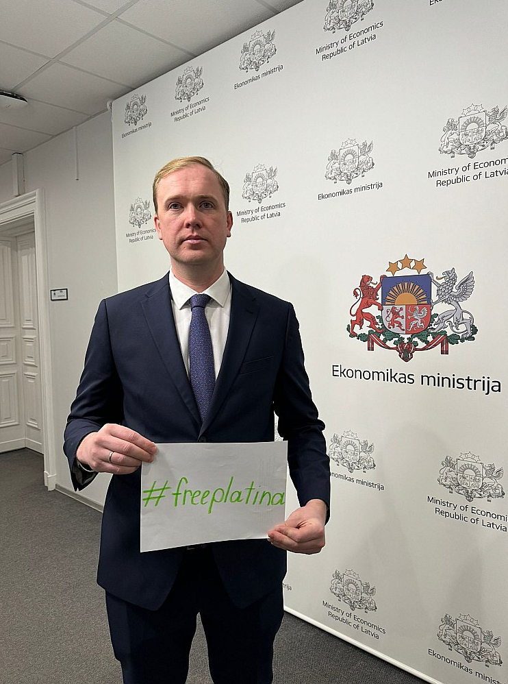 Viktors Valainis izteicies, ka viņš ar savu foto vēlējies vēlreiz pievērst uzmanību tam, ka braukt uz Krieviju nav droši.