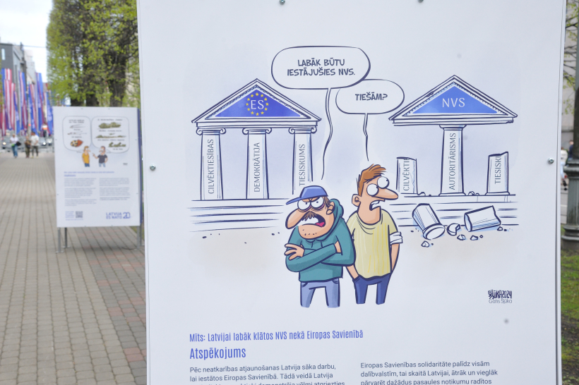 Liepu alejā pie Ministru kabineta ēkas līdz 28. maijam apskatāma izstāde "Karikatūrista kods – mīti un patiesība par Latvijas dalību ES un NATO".