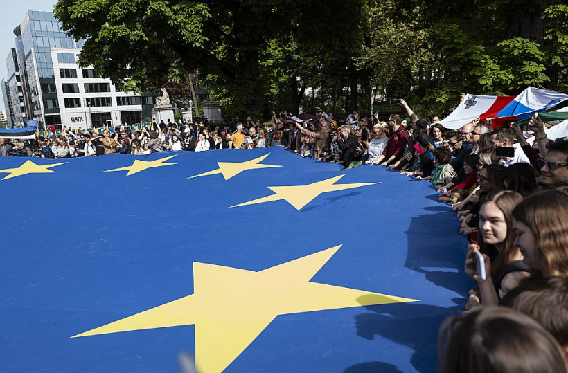 Piecdesmitgades parkā Briselē uz ES paplašināšanās divdesmitgadei veltīto pasākumu pulcējas dažādu diasporu ļaudis. Piecdesmitgades parkā Briselē uz ES paplašināšanās divdesmitgadei veltīto pasākumu pulcējas dažādu diasporu ļaudis.
