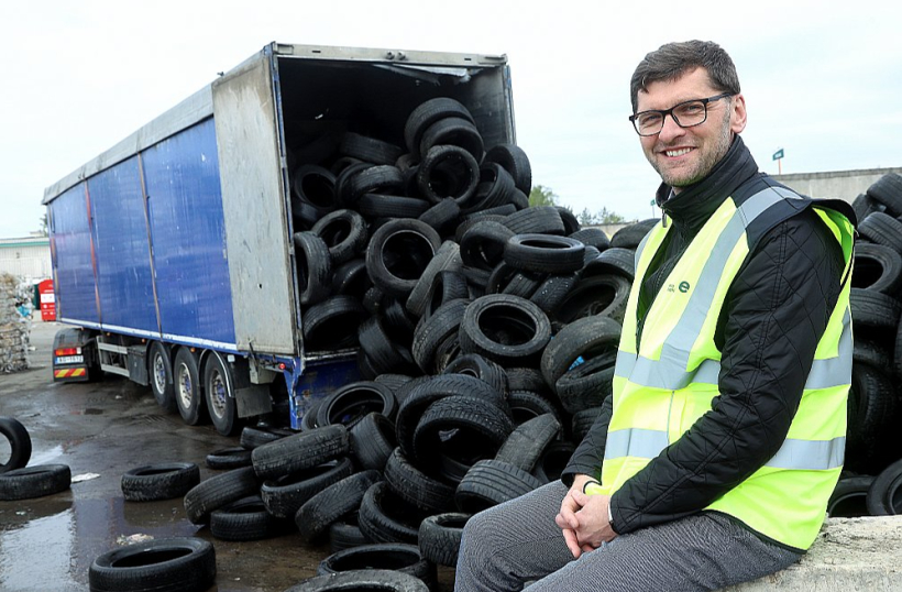 Nolietoto riepu piegāde SIA "Eco Baltia Vide" atkritumu pirmapstrādes rūpnīcā Stopiņu pagastā. "Eco Baltia Vide" direktors Andris Ziemelis: "Gada laikā savācam un pārstrādei uz Lietuvu sūtām aptuveni 2500 tonnu nolietoto riepu. Tas veido aptuveni 15 procentus no kopējā Latvijā savākto riepu daudzuma. Pēc riepu sadrupināšanas iegūto izejvielu izmanto dažādu tirgū pieprasītu gumijas produktu ražošanai."