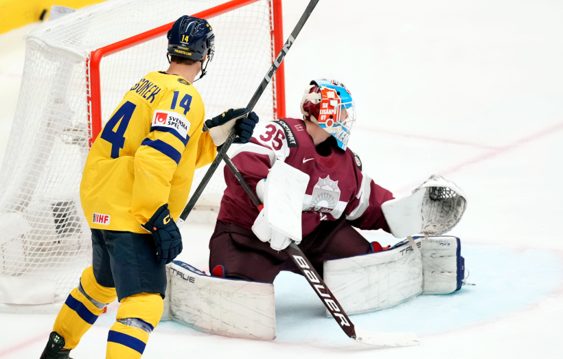 Pasaules hokeja čempionāta spēle starp Latvijas un Zviedrijas valstsvienībām ''Ostravar arēnā'' Ostravā. Vārtos Ēriks Vītols. Pasaules hokeja čempionāta spēle starp Latvijas un Zviedrijas valstsvienībām ''Ostravar arēnā'' Ostravā. Vārtos Ēriks Vītols.