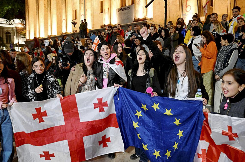 Protests pret "ārvalstu ietekmes" likumu 18. maijā pie Gruzijas parlamenta Tbilisi. Likumdevēji 14. maijā nobalsoja par šo tiesību aktu, neraugoties uz lielajiem protesta pasākumiem, kuros daudzi gruzīni pauda bažas, ka Gruzija novirzās no prorietumnieciskā kursa atpakaļ uz Krievijas ietekmes zonu.