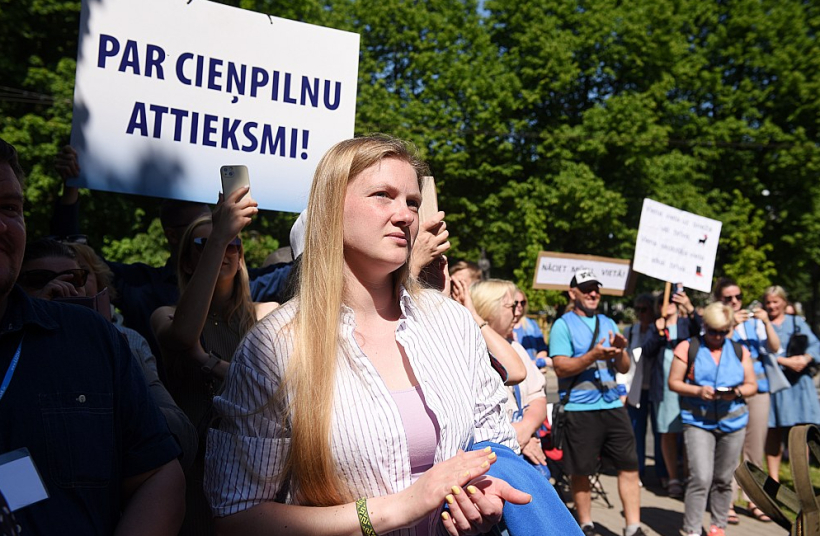 Jauno pedagogu pārstāve Egija Romanovska Latvijas Izglītības un zinātnes darbinieku arodbiedrības rīkotajā piketā pie Ministru kabineta. Jauno pedagogu pārstāve Egija Romanovska Latvijas Izglītības un zinātnes darbinieku arodbiedrības rīkotajā piketā pie Ministru kabineta.