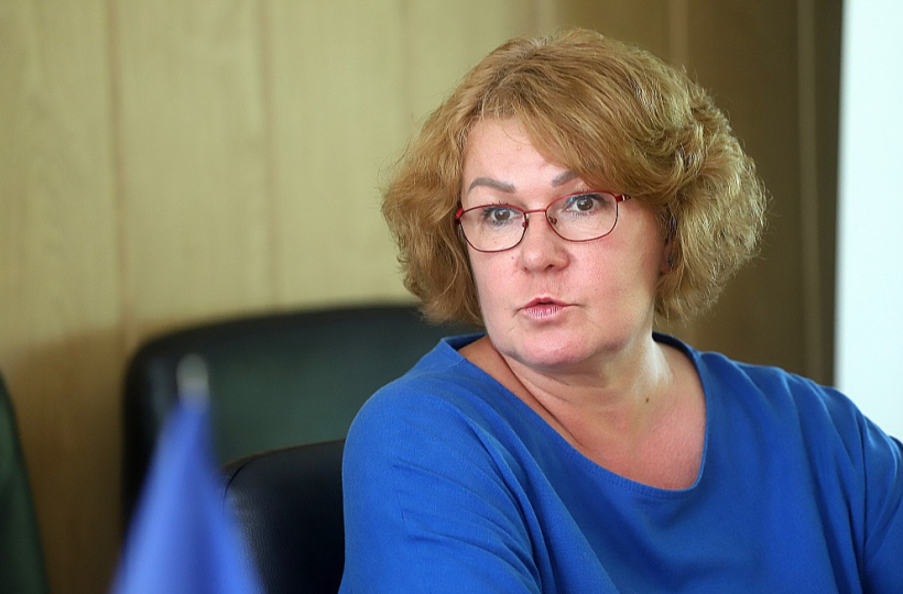 Talsu novada domes deputāte un bijusī Rojas novada un Talsu novada domes priekšsēdētāja Eva Kārkliņa: "Mūsdienās gan trūcīgie, gan maznodrošinātie reizēm ir gudrāki par vienu otru grāmatvedi un ir izrēķinājuši, kuru darbu viņiem nav izdevīgi pieņemt, jo tad ienākumu slieksni iet pāri un vairs nepienākas maznodrošinātā vai trūcīgā pabalsts. Tā arī rodas šie ilgstošie pabalstu saņēmēji." Talsu novada domes deputāte un bijusī Rojas novada un Talsu novada domes priekšsēdētāja Eva Kārkliņa: "Mūsdienās gan trūcīgie, gan maznodrošinātie reizēm ir gudrāki par vienu otru grāmatvedi un ir izrēķinājuši, kuru darbu viņiem nav izdevīgi pieņemt, jo tad ienākumu slieksni iet pāri un vairs nepienākas maznodrošinātā vai trūcīgā pabalsts. Tā arī rodas šie ilgstošie pabalstu saņēmēji."