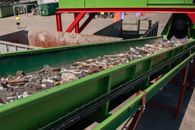 Pierīgā atklāts un darbu uzsācis Baltijā lielākās vides resursu apsaimniekošanas uzņēmumu grupas AS "Eco Baltia" uzņēmuma SIA "Eco Baltia vide" būvgružu šķirošanas un pārstrādes laukums ar šķirošanas jaudu vairāku desmitu tūkstošu tonnu gadā. Pierīgā atklāts un darbu uzsācis Baltijā lielākās vides resursu apsaimniekošanas uzņēmumu grupas AS "Eco Baltia" uzņēmuma SIA "Eco Baltia vide" būvgružu šķirošanas un pārstrādes laukums ar šķirošanas jaudu vairāku desmitu tūkstošu tonnu gadā.