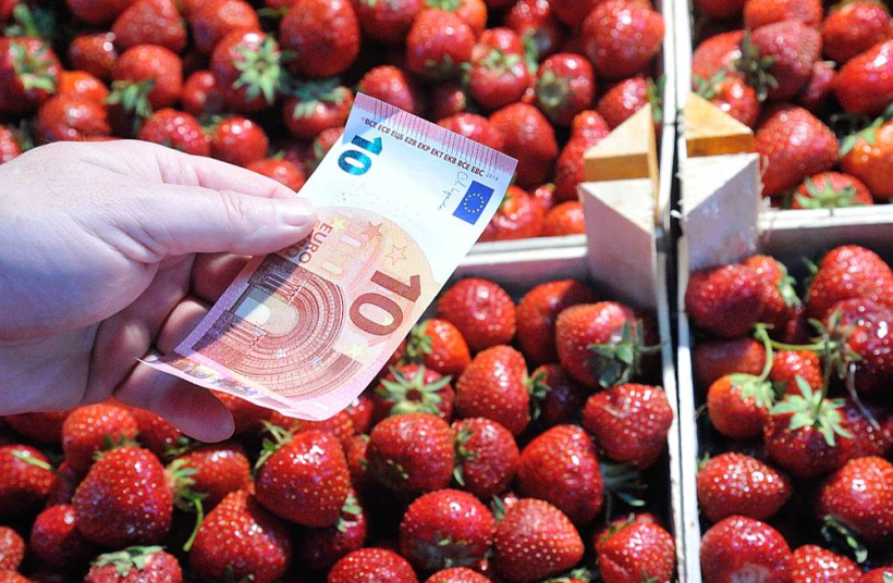 Vasaras un zemeņu sezonas sākums iezīmē būtisku pircēju skaita pieaugumu Rīgas Centrāltirgū, jo tieši tirgū nopērkamas vissvaigākās, visaromātiskākās un garšīgākās preces. Vasaras un zemeņu sezonas sākums iezīmē būtisku pircēju skaita pieaugumu Rīgas Centrāltirgū, jo tieši tirgū nopērkamas vissvaigākās, visaromātiskākās un garšīgākās preces.