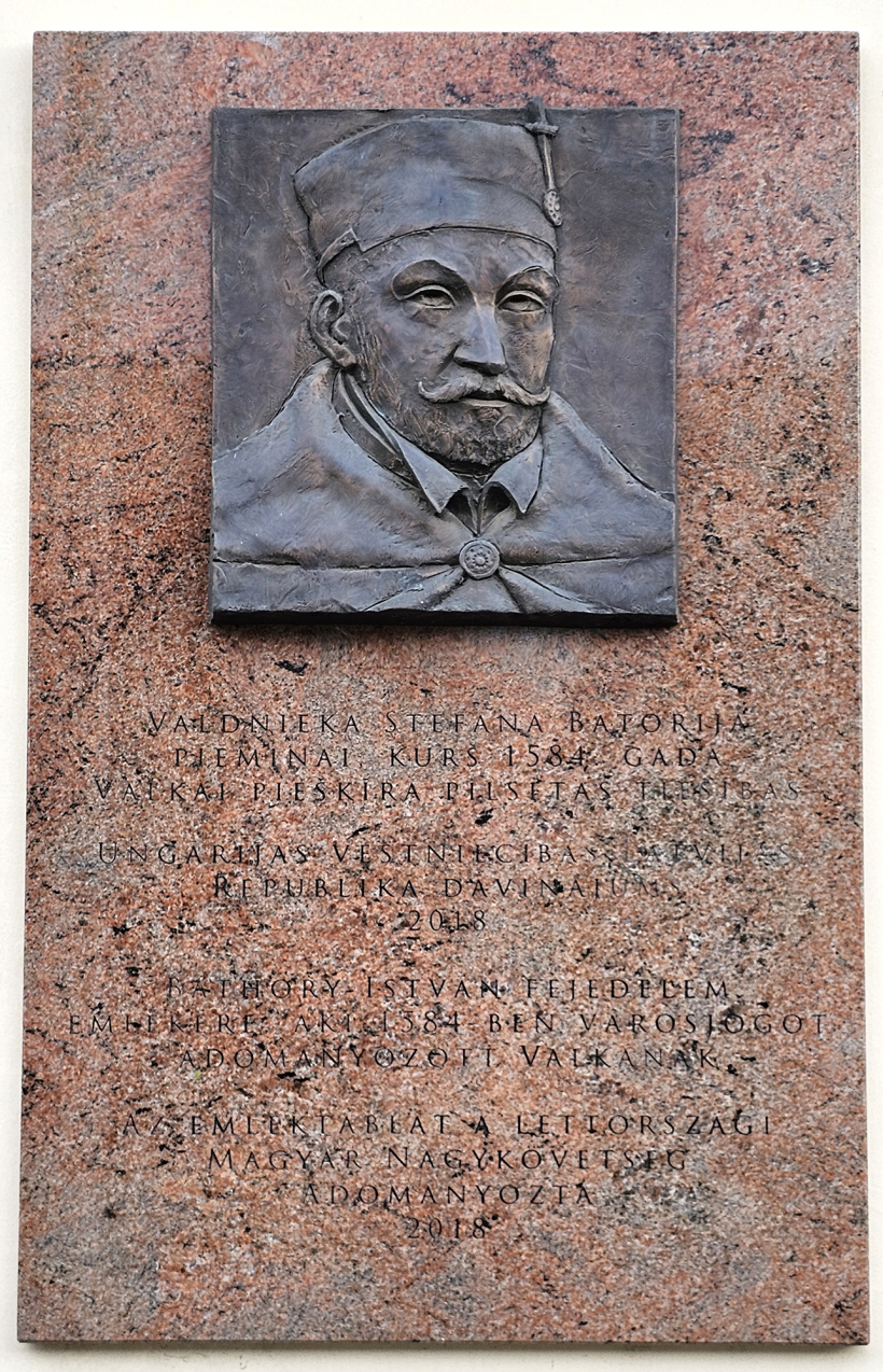 Piemiņas plāksne valdniekam Stefanam Batorijam, kurš 1584. gadā Valkai piešķīra pilsētas tiesības. Piemiņas plāksne valdniekam Stefanam Batorijam, kurš 1584. gadā Valkai piešķīra pilsētas tiesības.