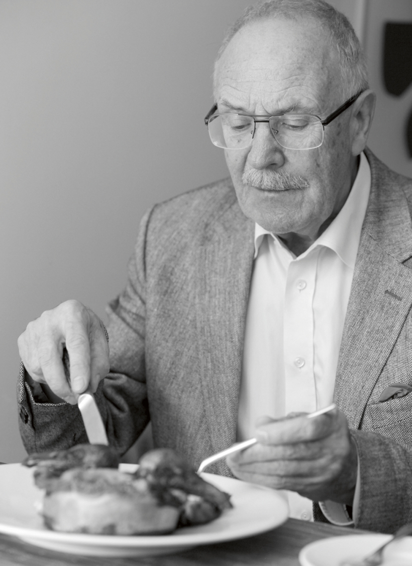 Alberts Bels, baudot Mārtiņa Rītiņa gatavoto vārnu. Alberts Bels, baudot Mārtiņa Rītiņa gatavoto vārnu.
