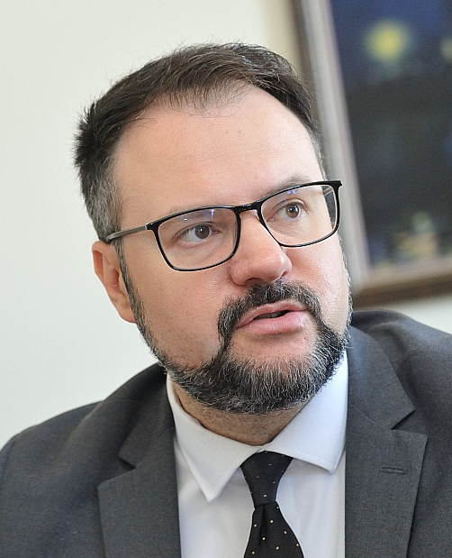 Kaspars Briškens: "Valstij piederošajos reģionālajos ceļos, vietējas nozīmes, pašvaldībām piederošajos ceļos bilde izskatās bēdīga." Kaspars Briškens: "Valstij piederošajos reģionālajos ceļos, vietējas nozīmes, pašvaldībām piederošajos ceļos bilde izskatās bēdīga."