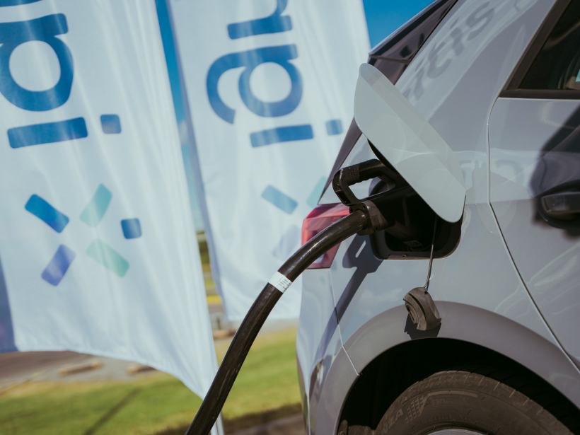 Elektroauto uzlāde.