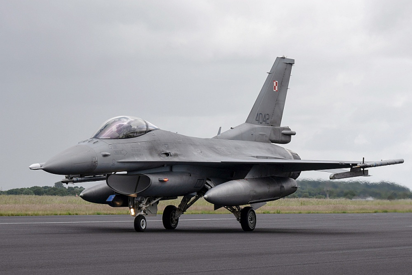 F-16.