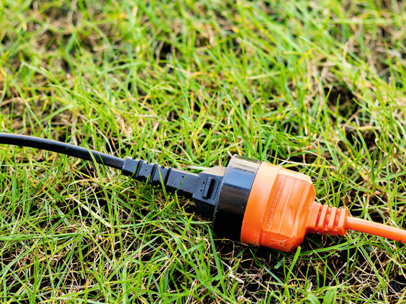 Elektrības kabelim jābūt atraisītam un izritinātam no spoles, bet kontaktdakša jāsargā no tieša mitruma un bojājumiem. Elektrības kabelim jābūt atraisītam un izritinātam no spoles, bet kontaktdakša jāsargā no tieša mitruma un bojājumiem.