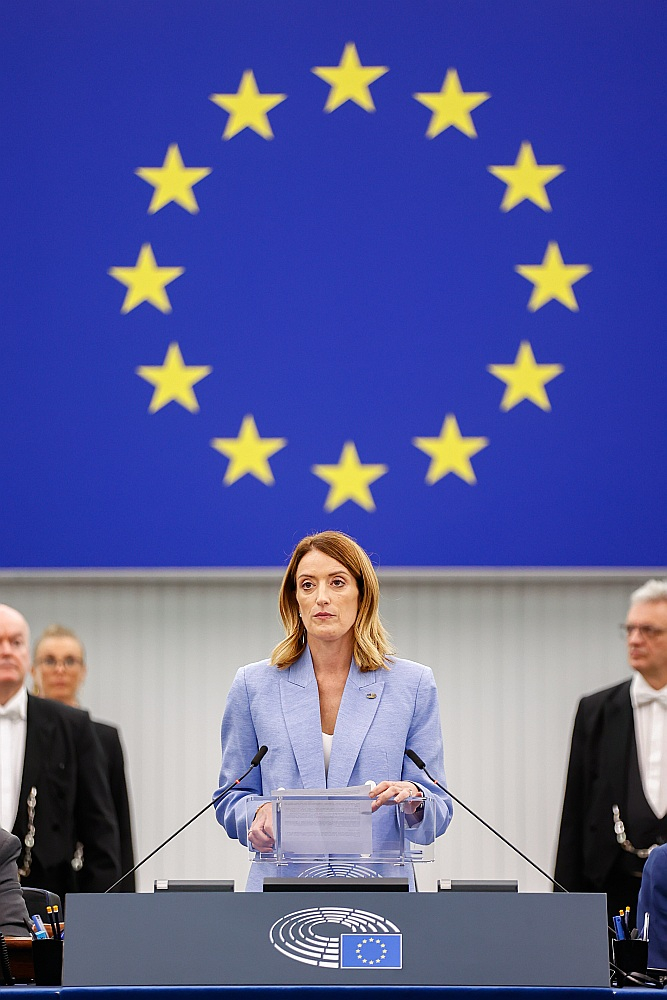 Ar pārliecinošu balsu vairākumu uz vēl vienu pilnvaru termiņu Eiropas Parlamenta priekšsēdētāja amatā ievēlēta Roberta Metsola. Ar pārliecinošu balsu vairākumu uz vēl vienu pilnvaru termiņu Eiropas Parlamenta priekšsēdētāja amatā ievēlēta Roberta Metsola.