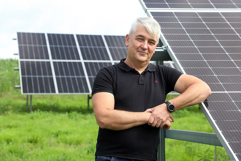 Bauskas novada uzņēmuma "Lielmežotne" projektu vadītājs Rolands Prokuratovs: "Pirms gada Mežotnes pagasta "Diduļos" uzstādītā saules enerģijas stacija stundā saražo vienu megavatu elektroenerģijas. Jūlija pirmajās dienās piedzīvotā vētra, kas dažviet Bauskas pusē sapostīja saules paneļus, mūsu stacijām pagāja garām." Bauskas novada uzņēmuma "Lielmežotne" projektu vadītājs Rolands Prokuratovs: "Pirms gada Mežotnes pagasta "Diduļos" uzstādītā saules enerģijas stacija stundā saražo vienu megavatu elektroenerģijas. Jūlija pirmajās dienās piedzīvotā vētra, kas dažviet Bauskas pusē sapostīja saules paneļus, mūsu stacijām pagāja garām."