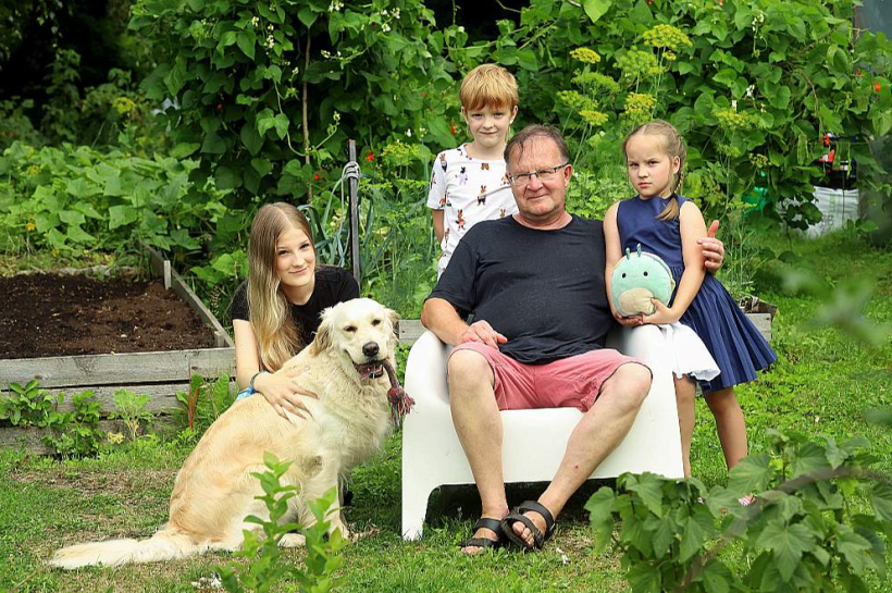 "Var teikt, ka mājās pie savas ģimenes tagad arī esmu paslēpies un tikai te jūtos drošībā," saka Egils Līcītis. Uz fotografēšanos vakar visu kuplo ģimeni neizdevās sapulcināt, bet šajā bildē redzami Egils Līcītis ar bērniem Olīviju Luīzi, Linardu un Sibillu, suni Bertu un kaķi Kimu. "Var teikt, ka mājās pie savas ģimenes tagad arī esmu paslēpies un tikai te jūtos drošībā," saka Egils Līcītis. Uz fotografēšanos vakar visu kuplo ģimeni neizdevās sapulcināt, bet šajā bildē redzami Egils Līcītis ar bērniem Olīviju Luīzi, Linardu un Sibillu, suni Bertu un kaķi Kimu.