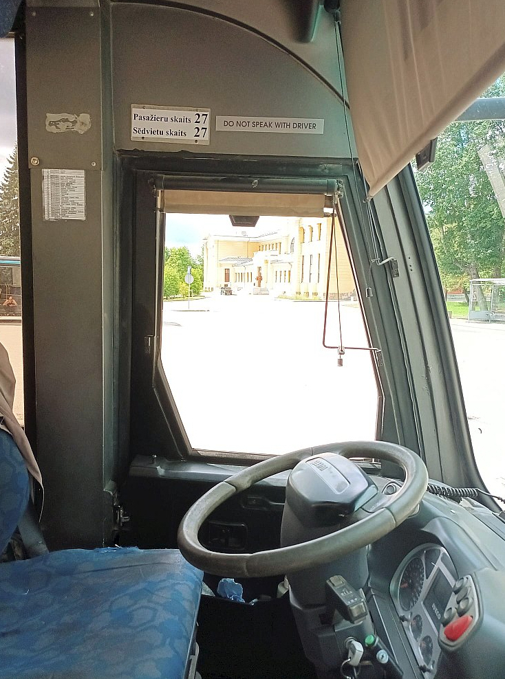 "Vai jau pēc pāris gadiem vispār būs šoferi, kas spēj vadīt autobusu?" retoriski jautā Gulbenes autoostā sastaptais šoferis, kas izvēlējās palikt anonīms. "Vai jau pēc pāris gadiem vispār būs šoferi, kas spēj vadīt autobusu?" retoriski jautā Gulbenes autoostā sastaptais šoferis, kas izvēlējās palikt anonīms.