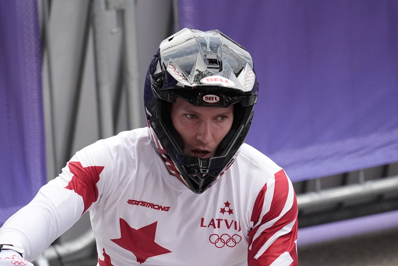 Latvijas BMX braucējs Kristens Krīgers (nr.996) BMX sacensībās 2024. gada vasaras olimpiskajās spēlēs Parīzē. Latvijas BMX braucējs Kristens Krīgers (nr.996) BMX sacensībās 2024. gada vasaras olimpiskajās spēlēs Parīzē.