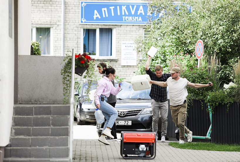 Izrādē "Ik dienas" režisors Valters Sīlis savienoja nesavienojamas lietas: mieru un karu, troksni un klusumu, apdraudējumu un bezrūpību. Izrādē "Ik dienas" režisors Valters Sīlis savienoja nesavienojamas lietas: mieru un karu, troksni un klusumu, apdraudējumu un bezrūpību.