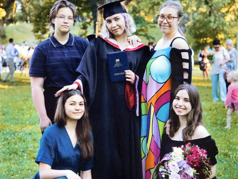 Marijas Orupes mazmeitas Annas augstskolas izlaiduma diena. Marijas mazmeitas: Paula (no kreisās priekšplānā), Līna, Anna, Elza un Marijas meita Anita. Marijas Orupes mazmeitas Annas augstskolas izlaiduma diena. Marijas mazmeitas: Paula (no kreisās priekšplānā), Līna, Anna, Elza un Marijas meita Anita.