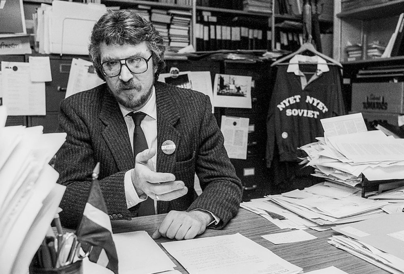 Amerikas Latviešu apvienības kādreizējais runasvīrs Ojārs Kalniņš 1988. gadā. Amerikas Latviešu apvienības kādreizējais runasvīrs Ojārs Kalniņš 1988. gadā.