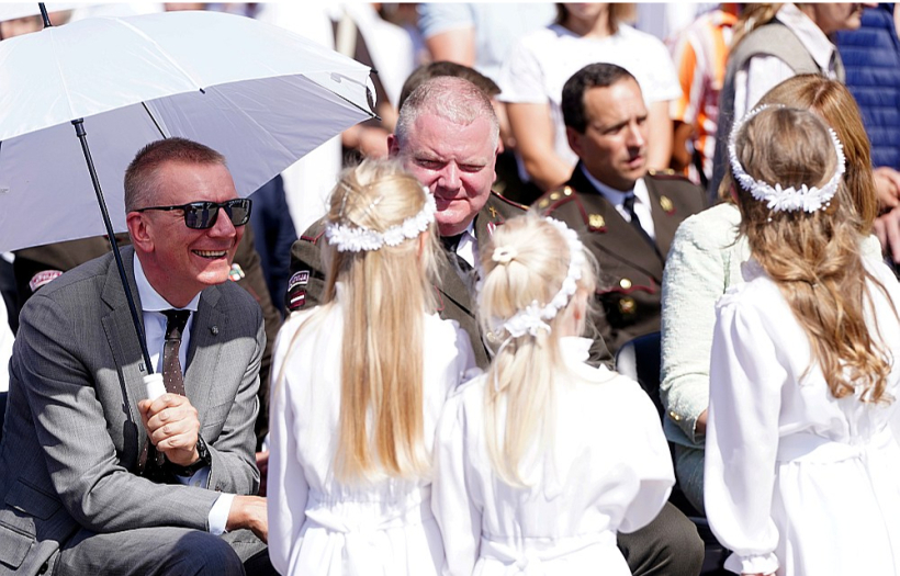 Valsts prezidents Edgars Rinkēvičs (no kreisās) Aglonā. Valsts prezidents Edgars Rinkēvičs (no kreisās) Aglonā.